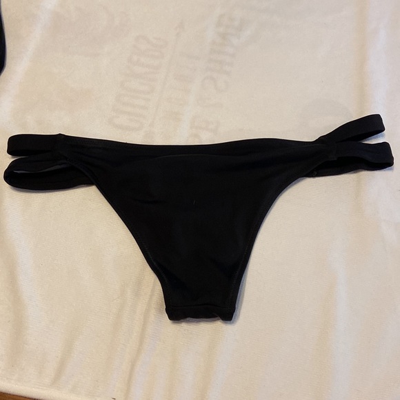 DEAL DEAL …Women’s bathing suit 👙 plus 1 top with 4 bottoms and a cover up. - Picture 6 of 11